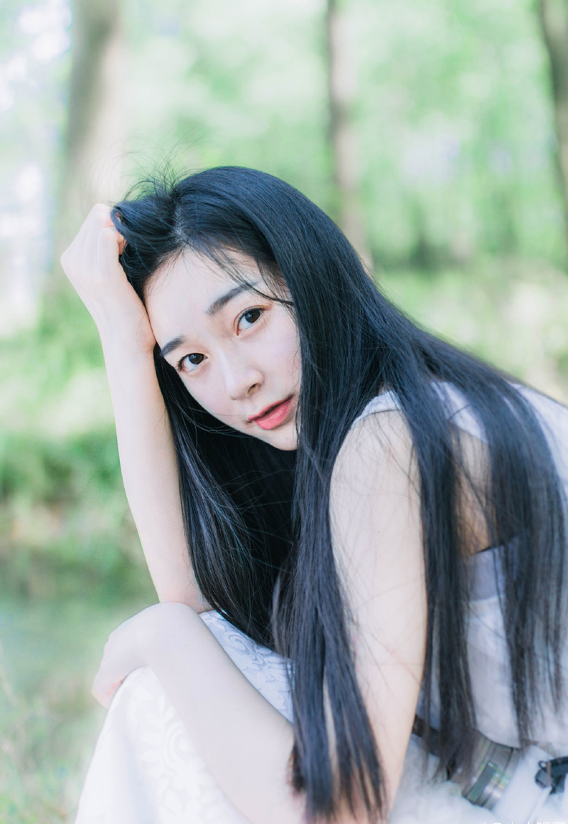 亲爱的，生活它不是深渊，它是你走过的平原和你想登上的高山，它就像我们睡过的每一张床，你从来不会陷下去，也许它不属于我们，但它一定属于你，你觉得它往下，是因为引力，它绝不会把你拖下深渊，它只想让你伏在地上，听听它的声音，当你休息好了，听够了，你随时可以站起来。——韩寒